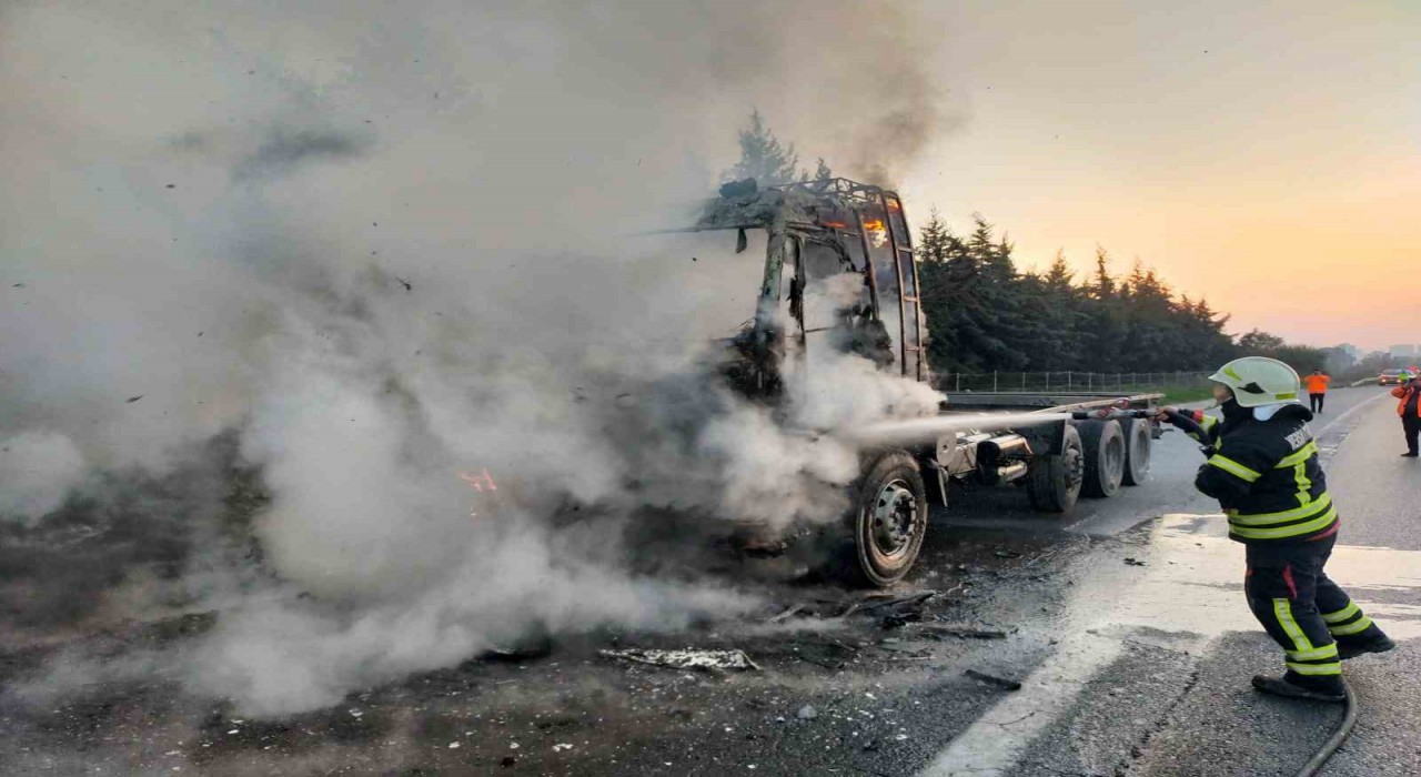 Mersinde seyir halindeki kamyonda yangın
