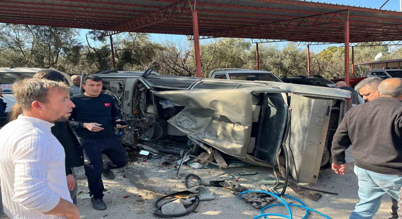 Mersinde takla atan otomobil yol kenarındaki araçlara çarptı: 2 yaralı