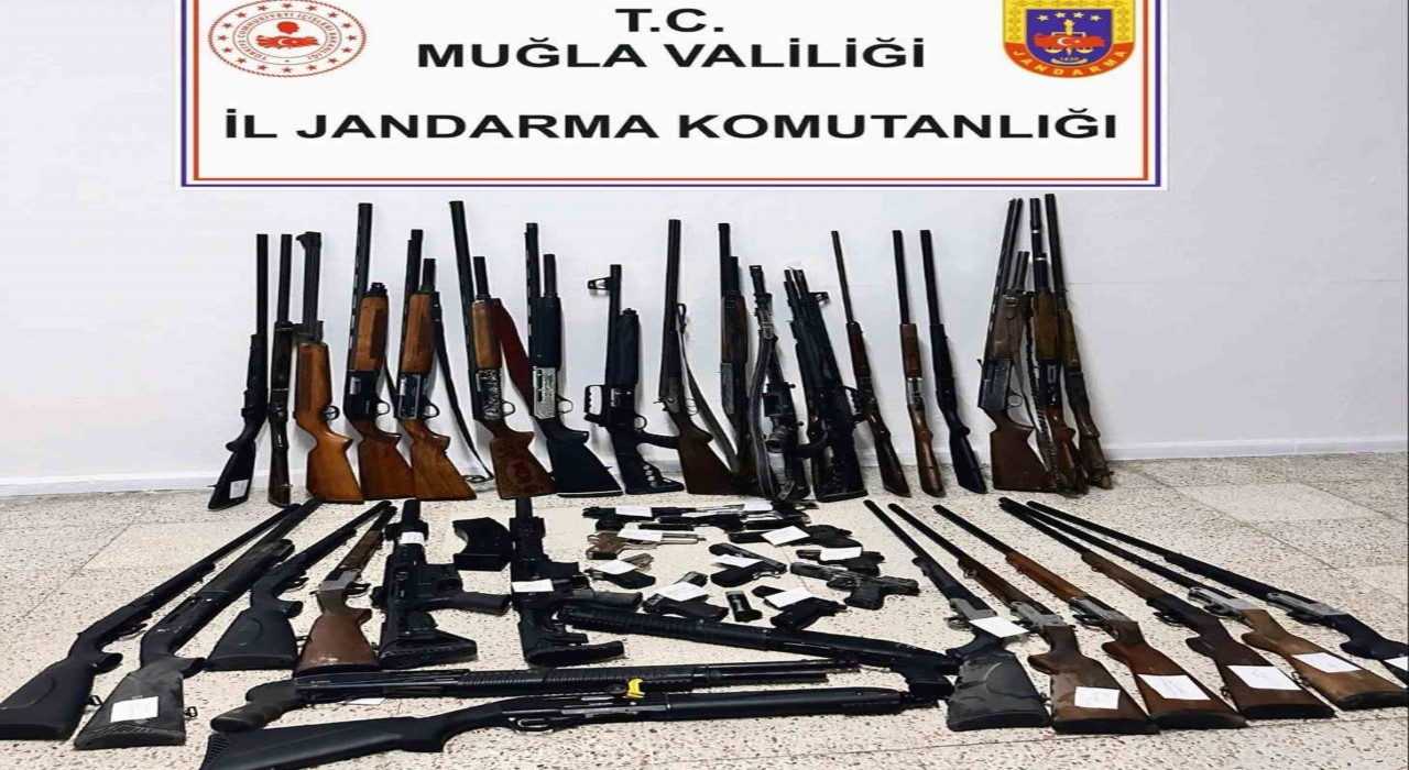 Milasta çok sayıda tüfek ve kurusıkı tabanca ele geçirildi