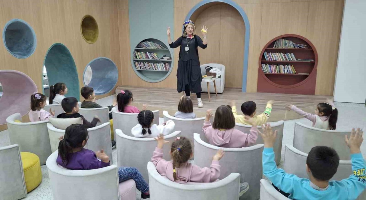 Minikler kütüphaneyi gezdi
