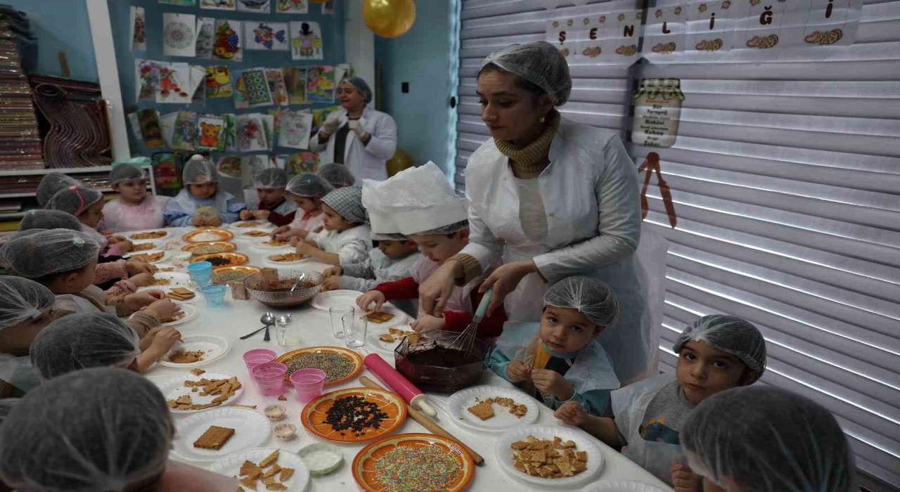 Miniklere özgü kütüphanede Kurabiyemi Tasarlıyorum etkinliği