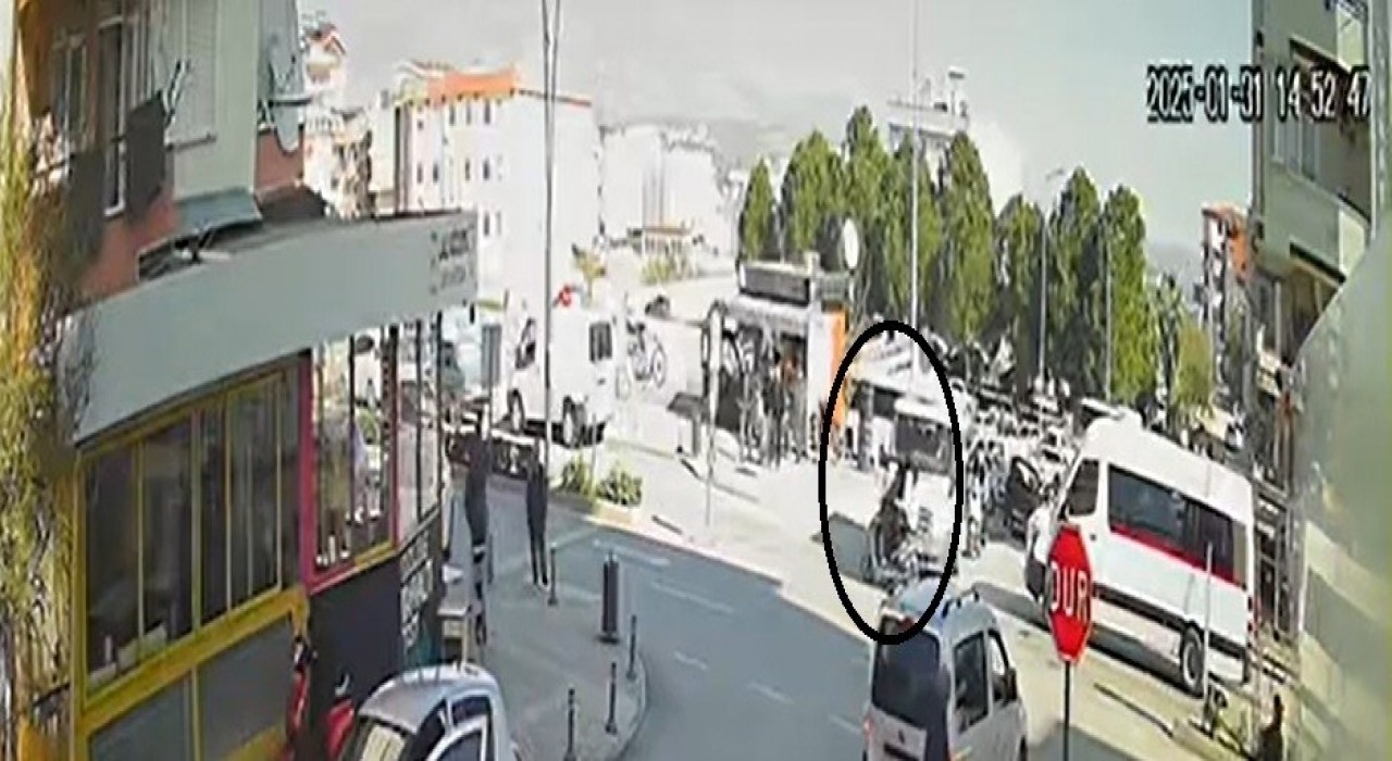 Motorlu bisiklet ile cenaze aracı çarpıştı: 2 yaralı