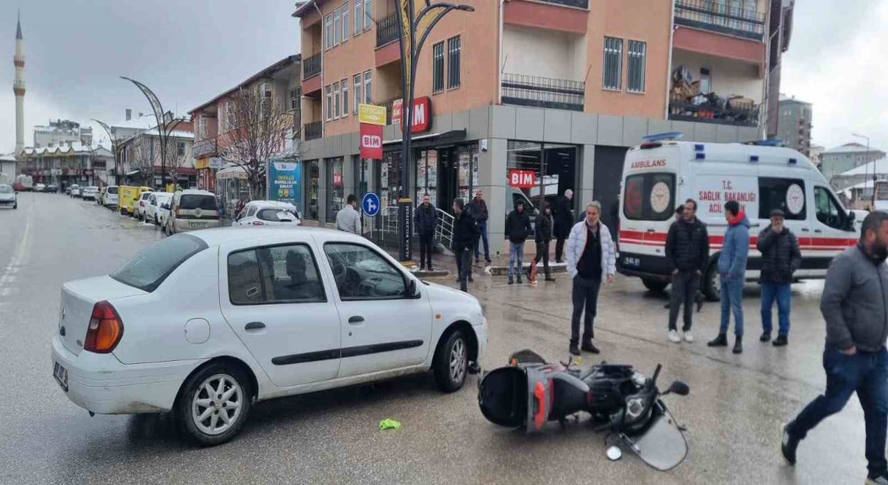 Motosiklet ile otomobil çarpıştı: 1 yaralı