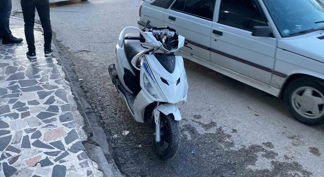 Motosiklete çarpan otomobilin sürürücü olay yerinden kaçtı, 2 kişi yaralandı