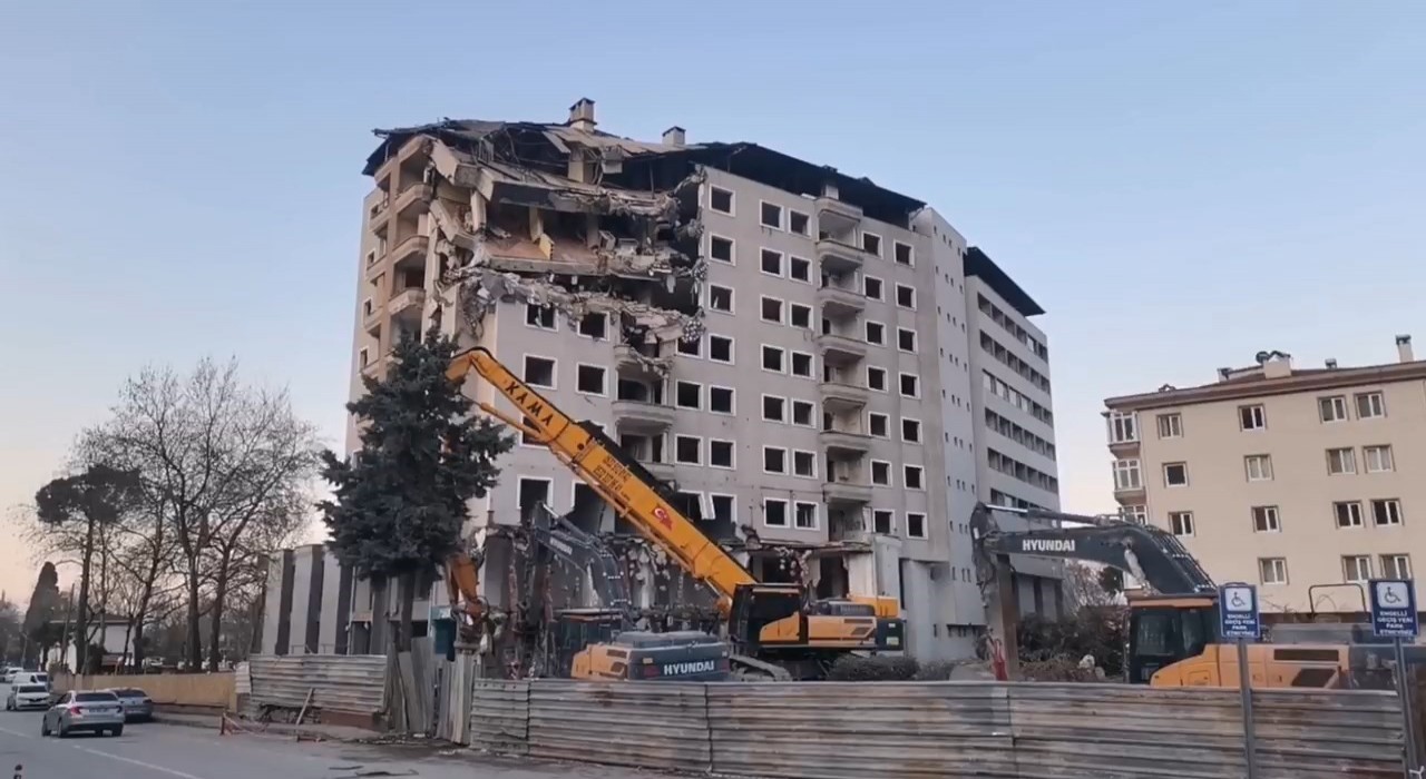 Mudanyada 11 katlı binanın yıkım anı kameraya yansıdı