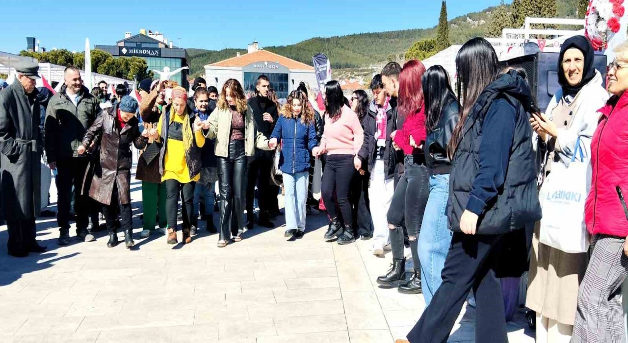 Muğlada Karadeniz rüzgarı: Horon ve zeybek aynı sahnede