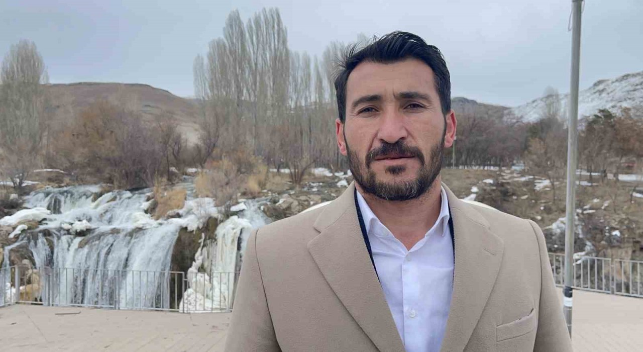 Muradiye Şelalesinde çöp toplayıp satranç oyandılar