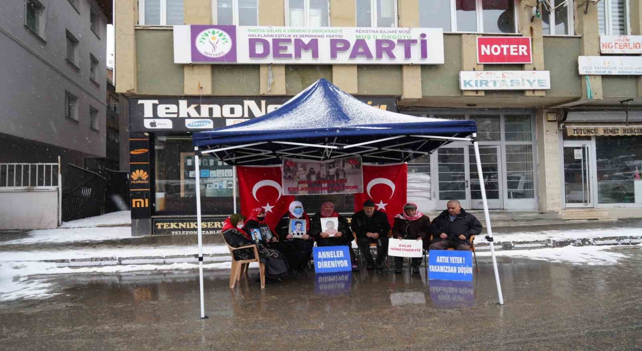 Muşta aileler kar altında evlat nöbetine devam ediyor