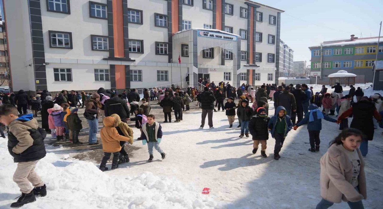Muşta okul bahçesinde feci olay: Veliler endişeli