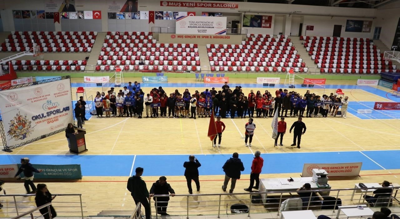 Muşta Okul Sporları Badminton Gençler Grup Müsabakaları başladı