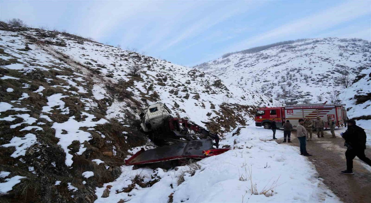 Muşta park halindeki vinç 700 metrelik uçurumdan yuvarlandı
