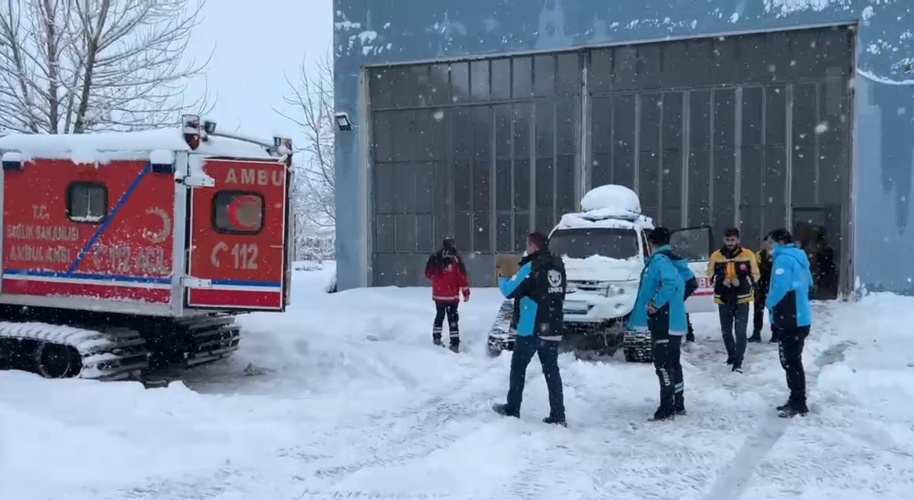 Muşta yolu kardan kapanan köydeki hasta zorlu mücadele ile hastaneye ulaştırıldı