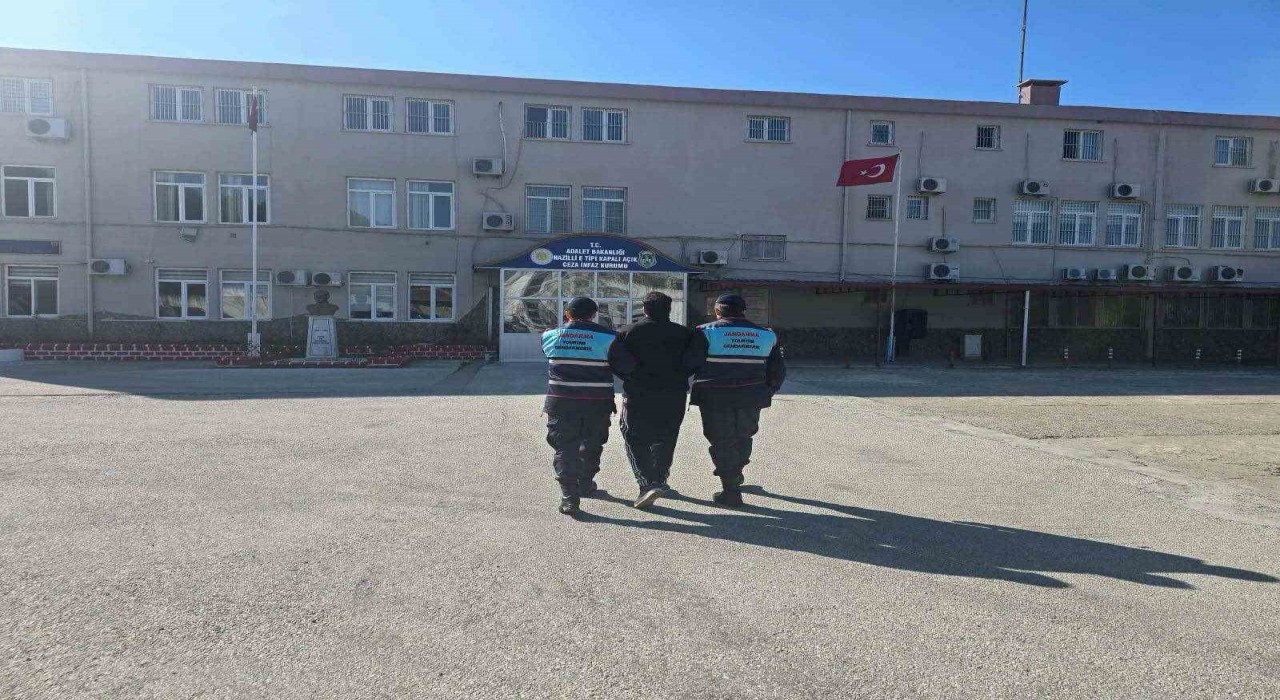 Nazillide 2 aranan şahıs yakalandı