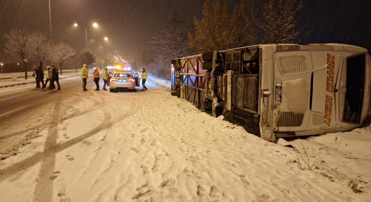 Nevşehirde buzlu yolda devrilen yolcu otobüsündeki 5 kişi yaralandı