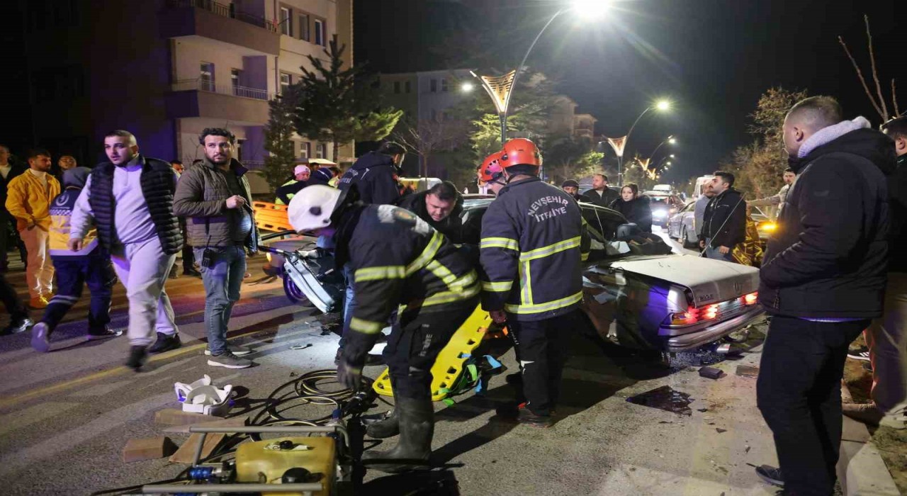 Nevşehirde iki Mercedes otomobil çarpıştı: Kazazede yakınları önce ambulansa sonra itfaiyeye saldırdı
