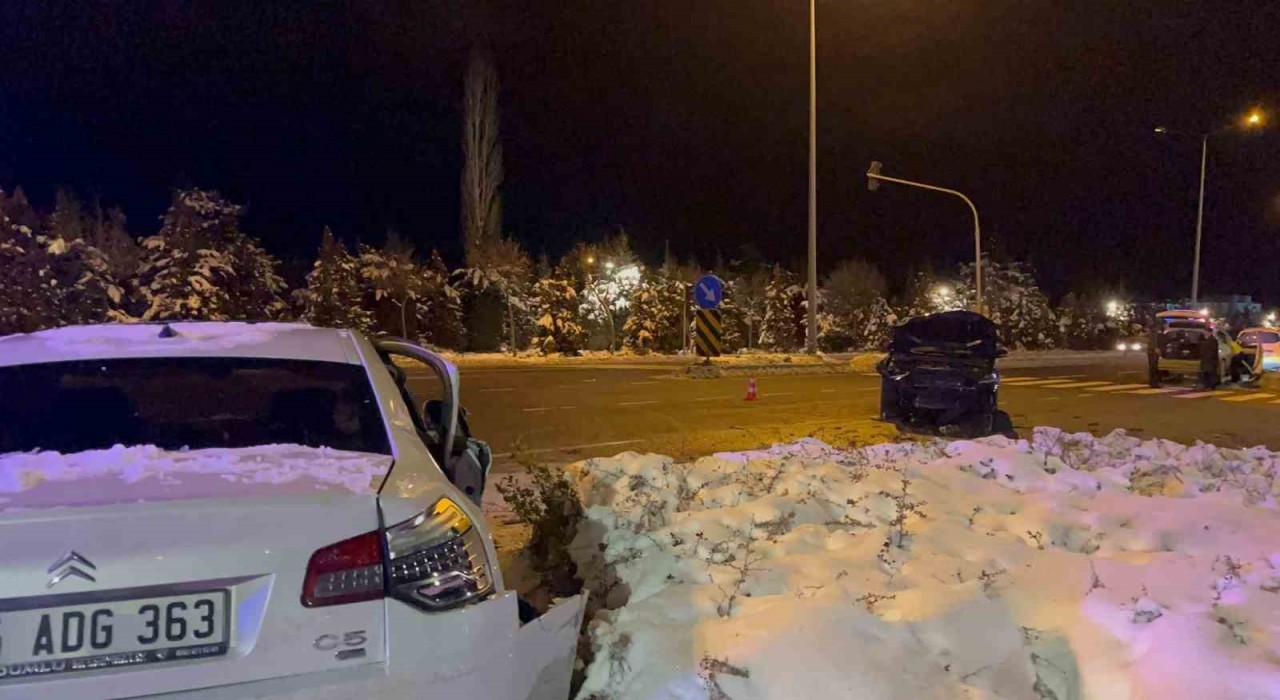 Nevşehirde iki otomobil çarpıştı: 4 yaralı