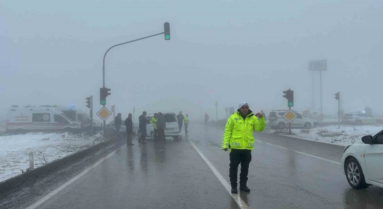 Nevşehirde yoğun sis kazaya neden oldu: 4 yaralı