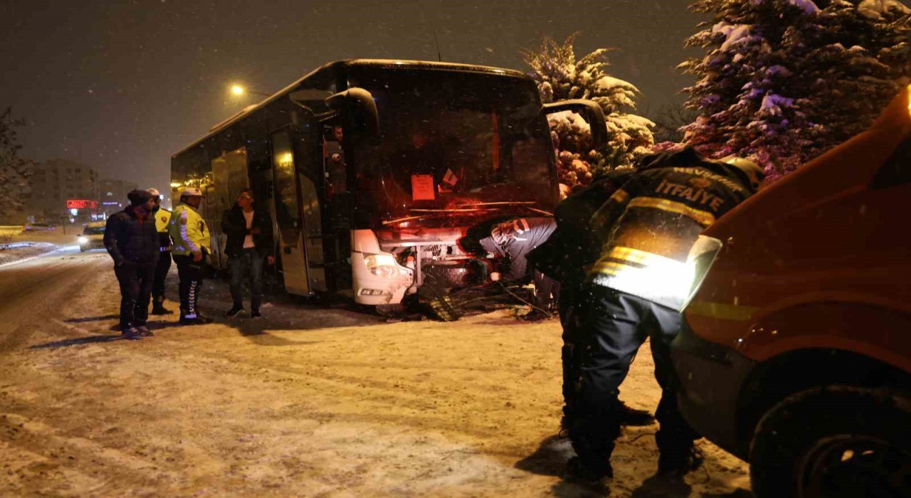 Nevşehir'de yolcu otobüsü ile otomobil çarpıştı