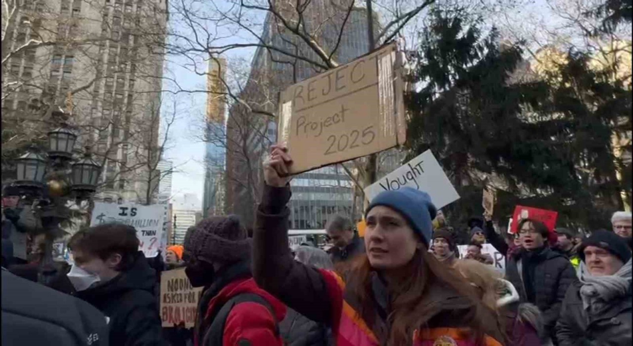 New Yorkta binlerce kişi Trump yönetimi ve Elon Muska karşı protesto düzenledi