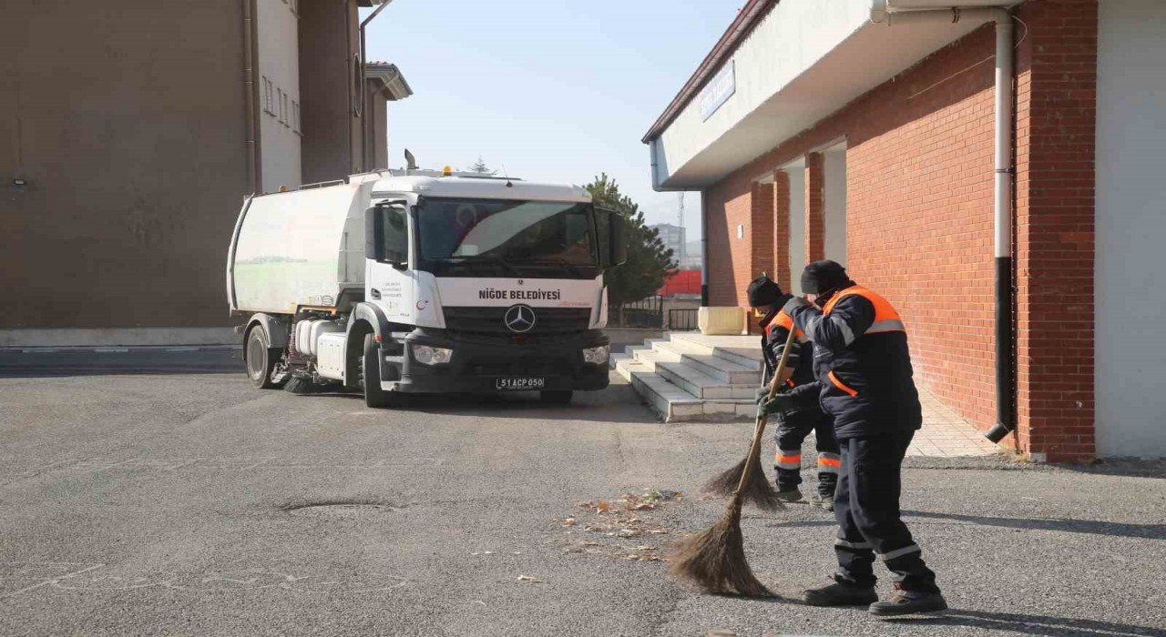 Niğde Belediyesinden okul bahçelerinde temizlik seferberliği
