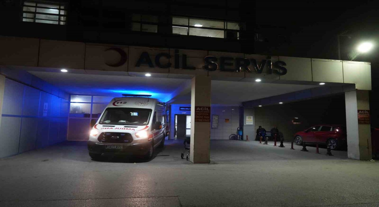 Niğdede araç bariyerlere çarptı: 1 ölü, 2 yaralı