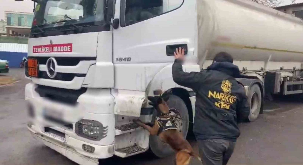 Niğdede şüpheli araçta uyuşturucu madde ele geçirildi