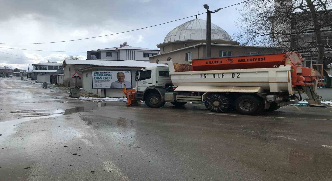 Nilüferde yolların açılması için ekipler seferber oldu