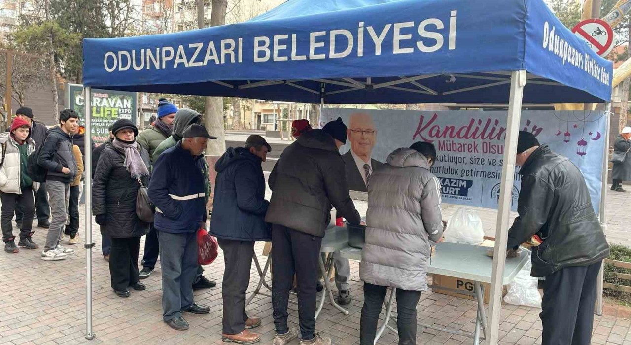 Odunpazarı’nda Regaip Kandili’ne Özel Helva Dağıtımı