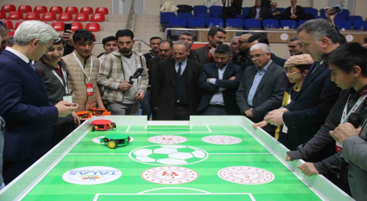Öğrenciler, futbol oynayan robotlar geliştirdi