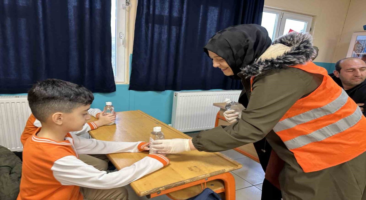 Öğrencilere dezenfektan hediye edildi