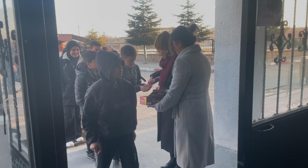 Öğrencilere şekerli karşılama