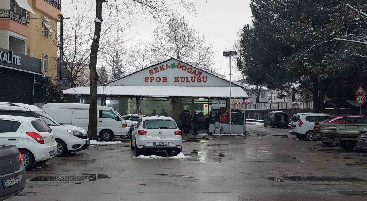 Okey masasında silahlı kavga: Olayı ayırmaya çalışırken yaralandı