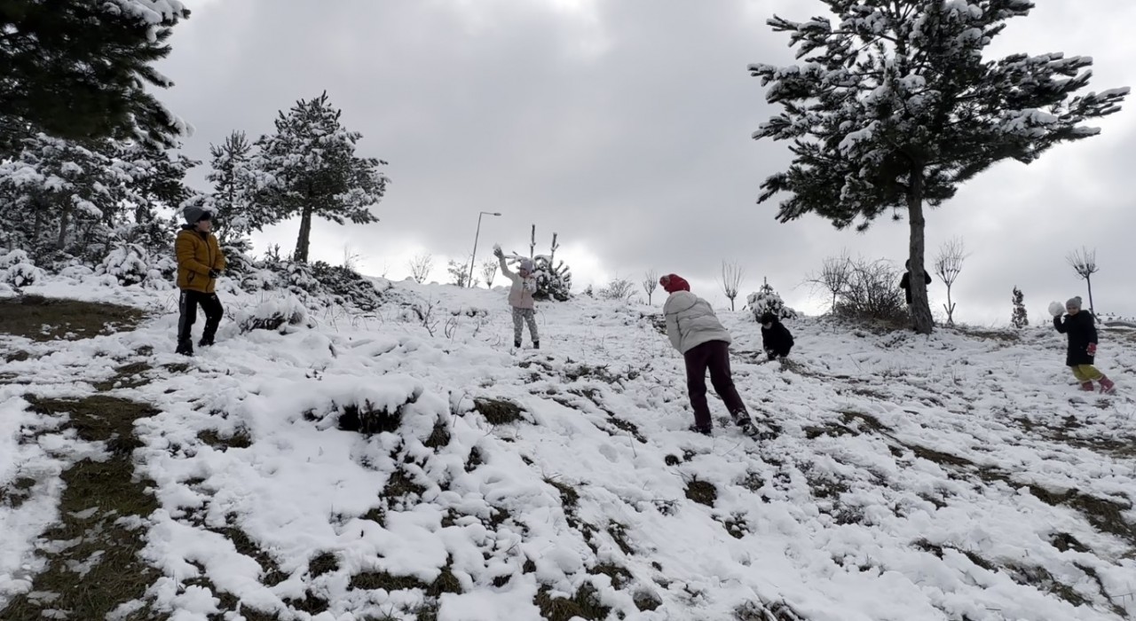 Okulların tatil edildiği Kastamonuda çocukların kar keyfi