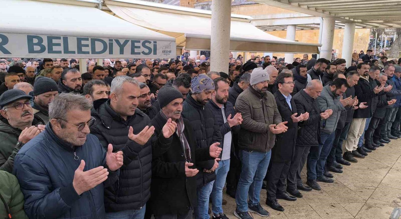 Öldürülen sendika temsilcisi toprağa verildi