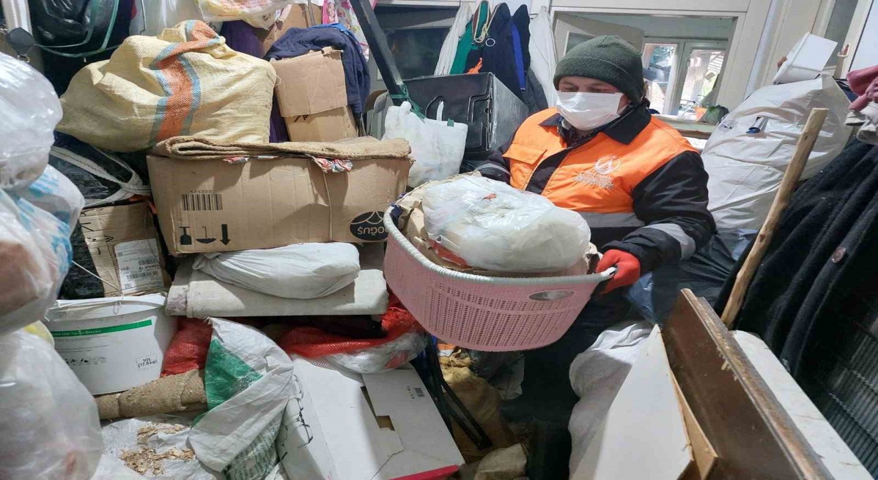 Orduda bir evden 10 kamyonet çöp çıkartıldı