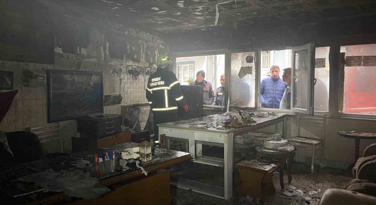 Orduda emlakçı dükkanında yangın