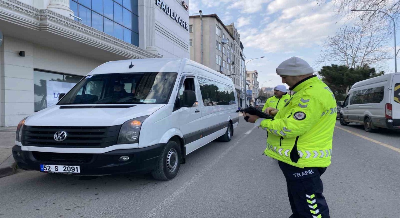 Orduda eş zamanlı 4 farklı noktada okul servis araçları denetlendi