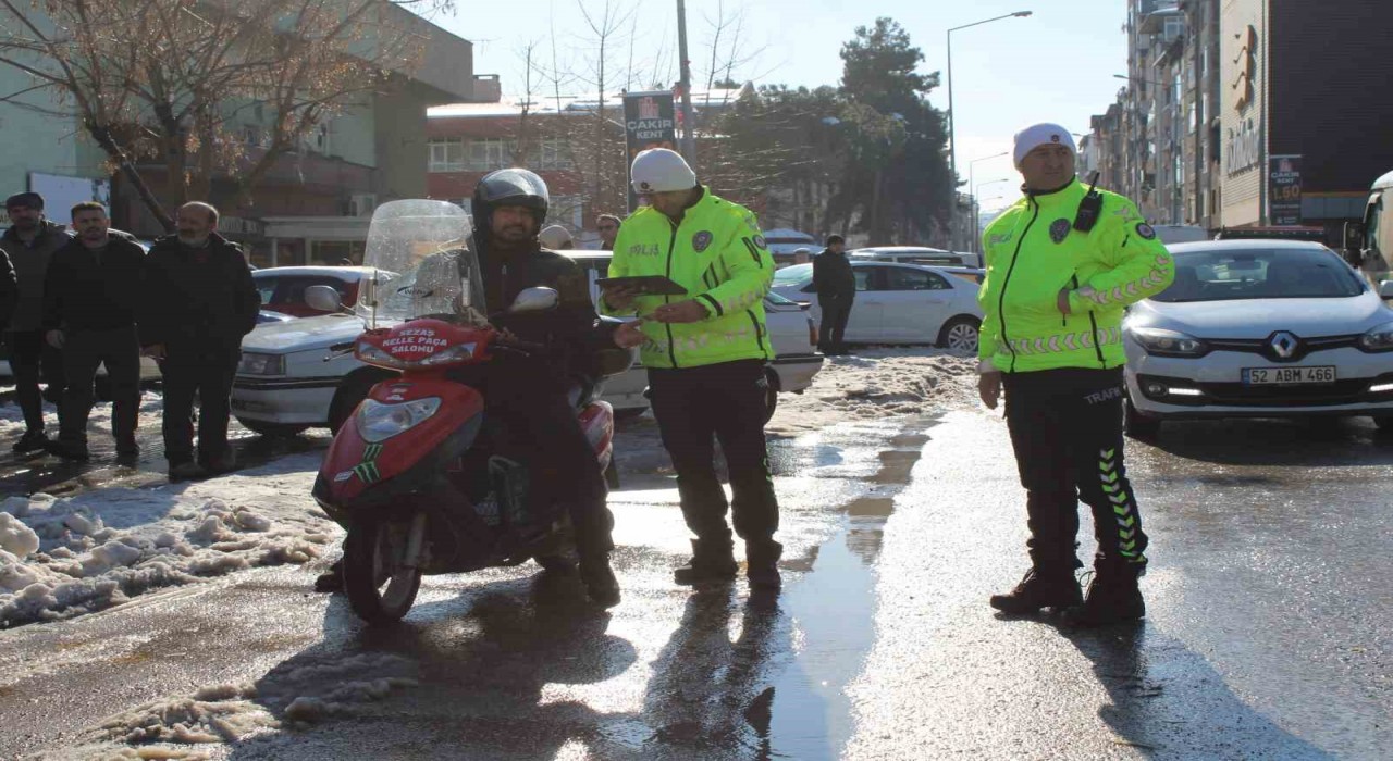 Orduda kar yağışı sonrası trafik denetimi