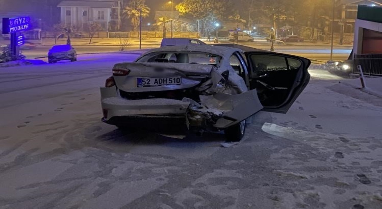 Orduda kayan otomobil önündeki otomobile çarptı: 6 yaralı