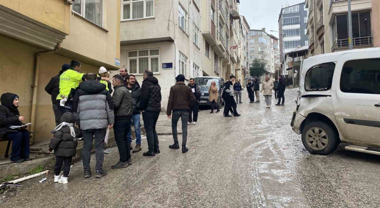 Orduda rampada kayan kamyon, park halindeki 3 araca çarparak durabildi