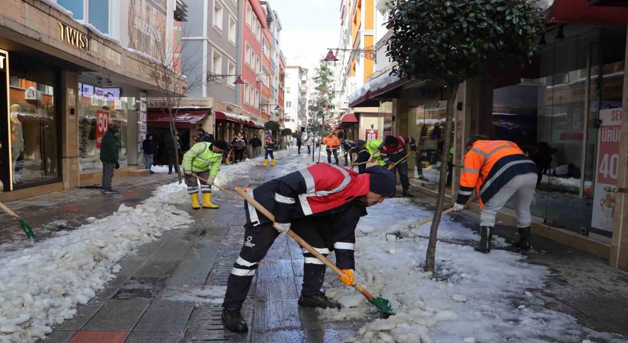 Ordunun caddelerinde kar temizliği