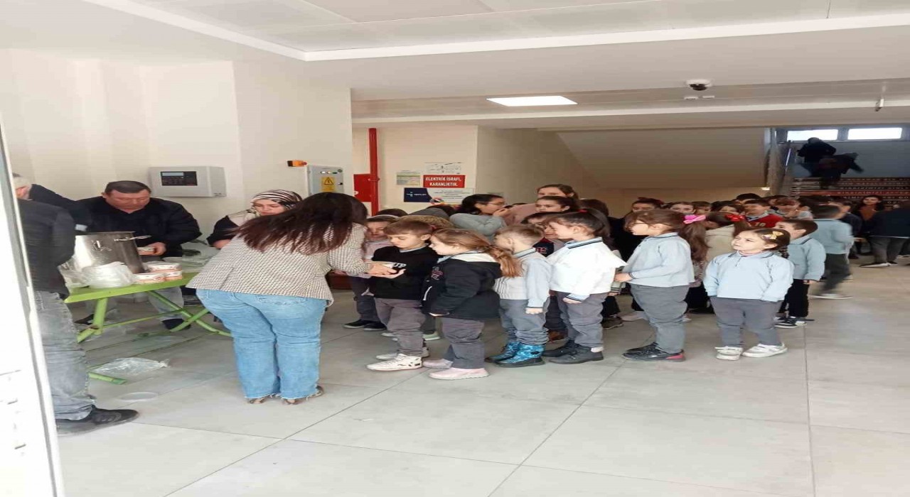Osmaneli Belediyesinden soğuk kış günlerinde sıcak çorba ikramı
