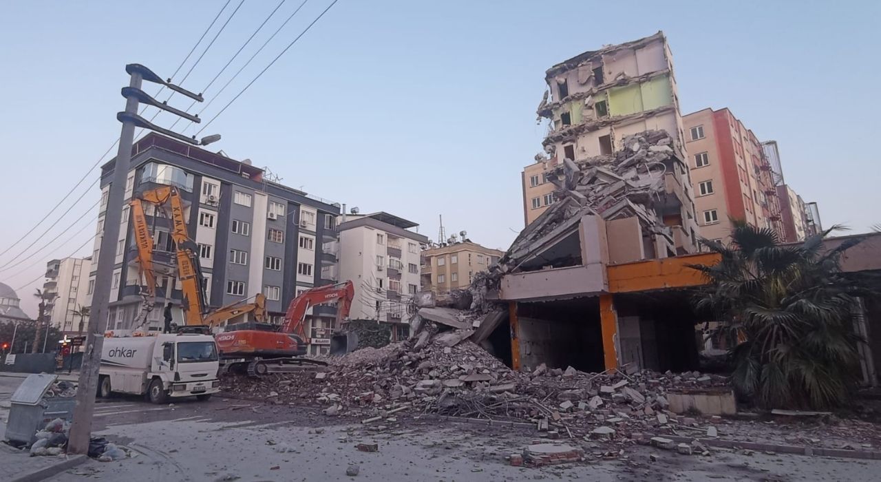 Osmaniye’de Ağır Hasarlı Binaların Yıkımı Sürüyor