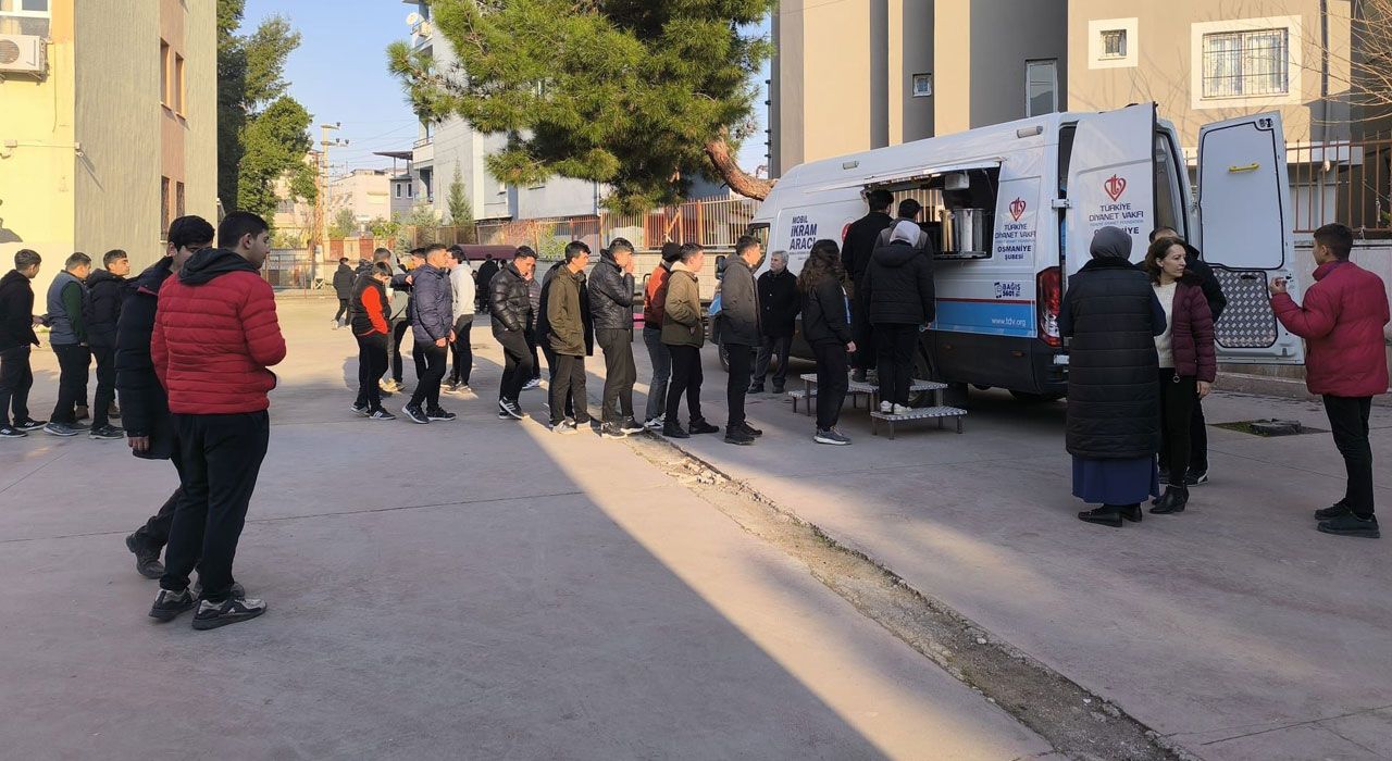 Osmaniye’de Öğrencilere Sıcak Çorba İkramı Gerçekleştirildi
