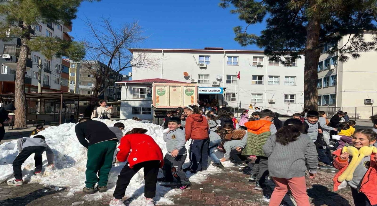 Osmaniyede öğrencilerin kar heyecanı