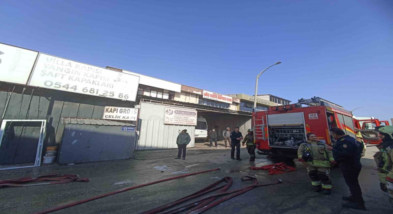 OSTİMde çelik kapı imalathanesinde çıkan yangın itfaiyeyi alarma geçirdi