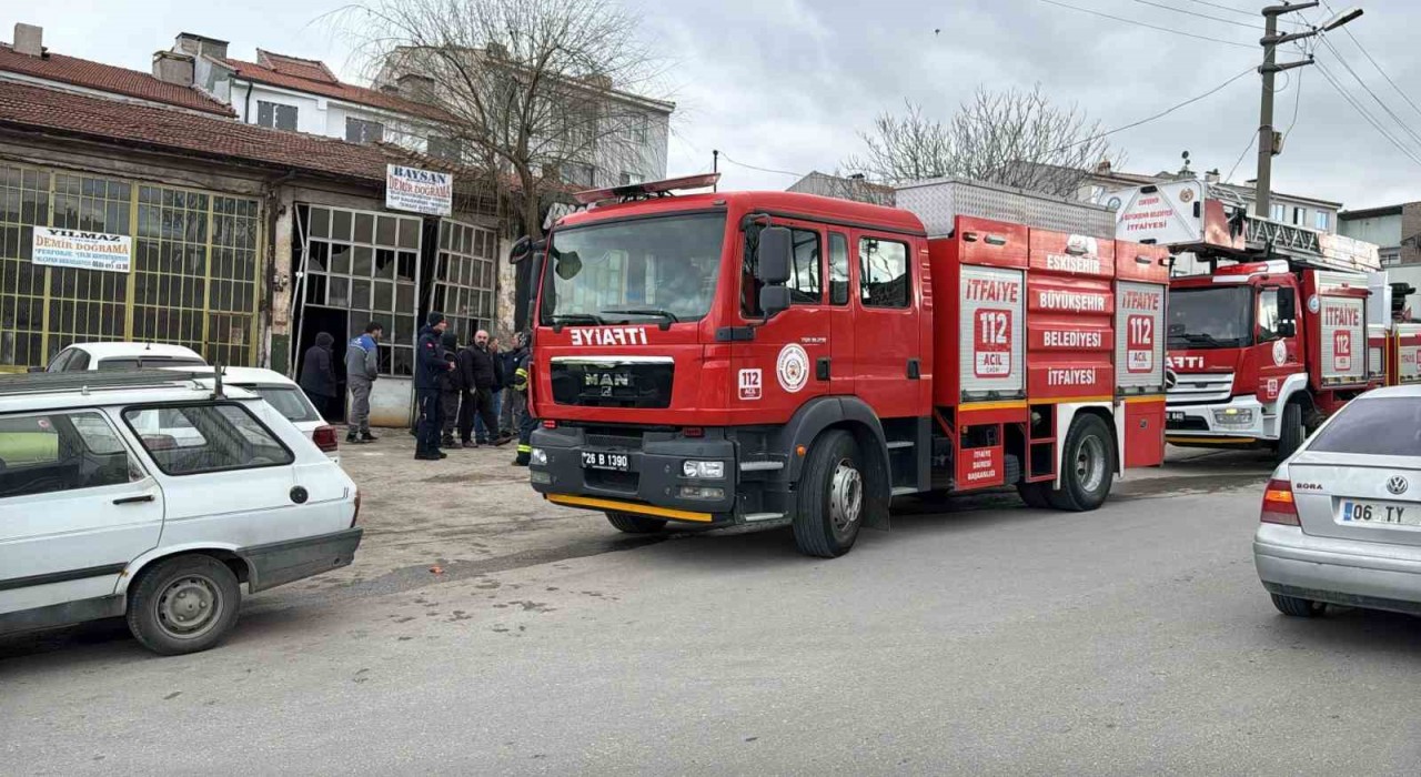 Oto tamircide patlayan mutfak tüpü sonrası çıkan yangın korkuttu