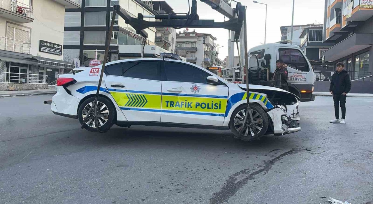 Otomobil ile polis aracı çarpıştı: 1i çocuk 4 yaralı