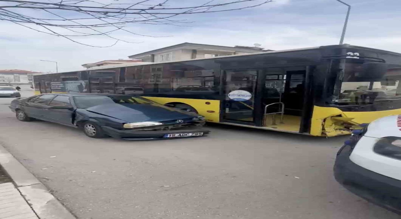 Otomobil ile yolcu otobüsü çarpıştı: 2 yaralı