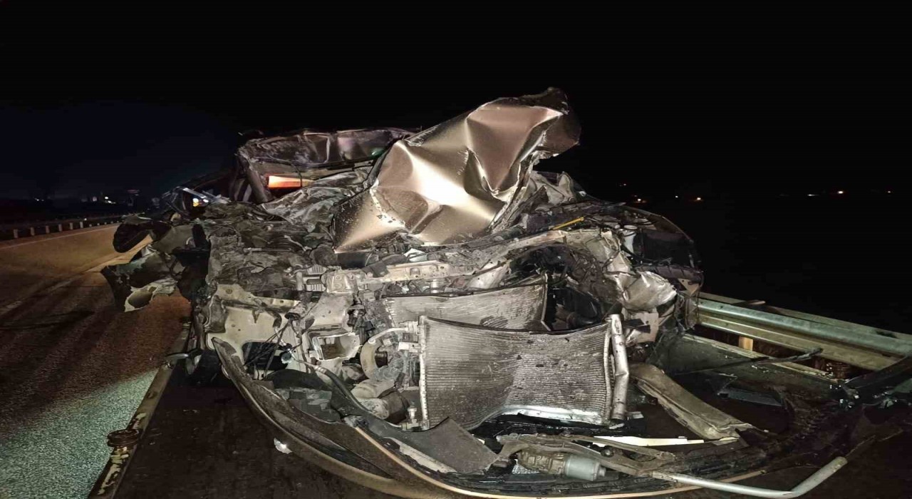 Otomobil, kamyona arkadan çarptı sürücü ağır yaralandı